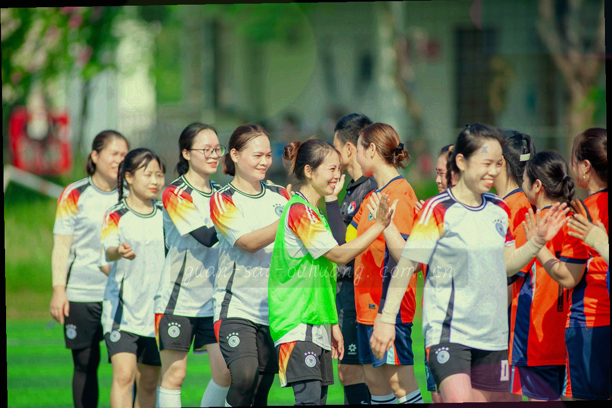 客服耳机与话筒的线框图标构成的客户服务抽象视觉